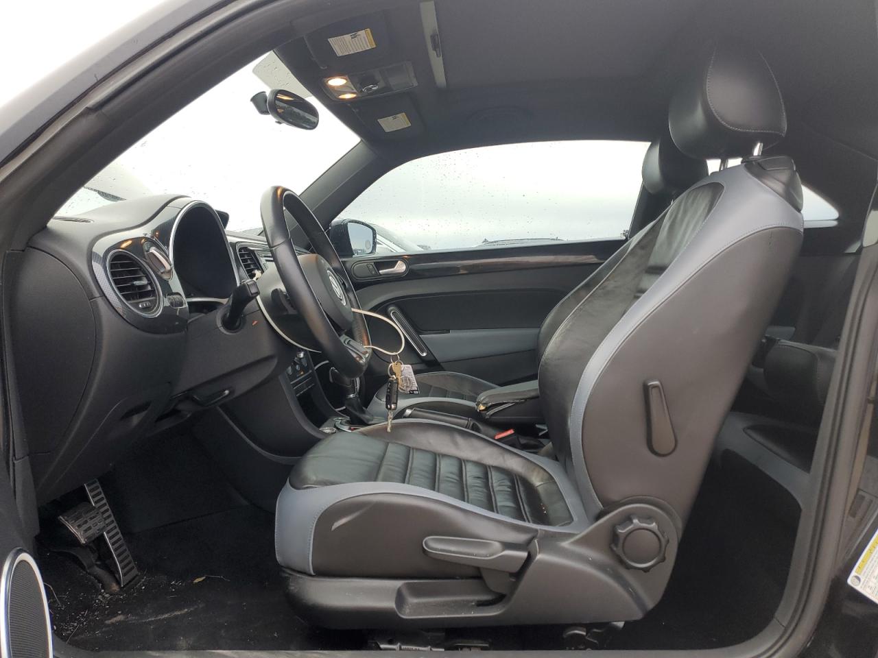 2012 Volkswagen Beetle - Image 7