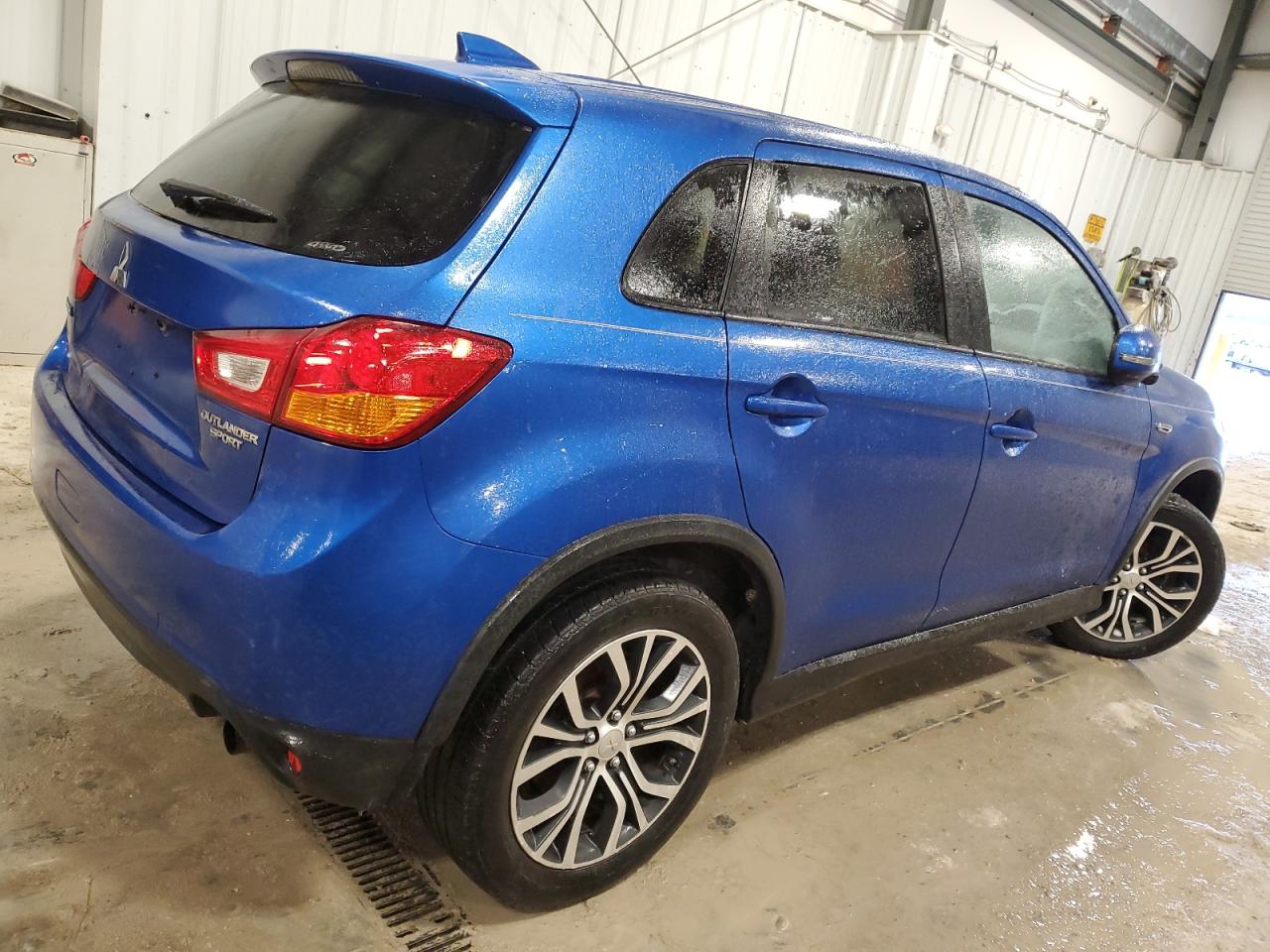 2017 Mitsubishi Outlander - Image 3