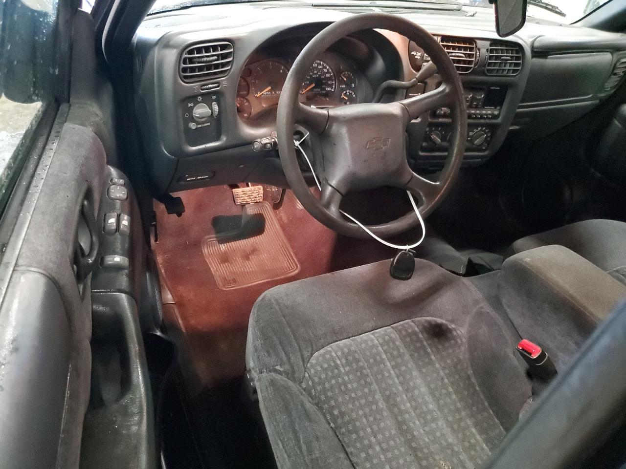 2000 Chevrolet S-10 Pickup - Image 8