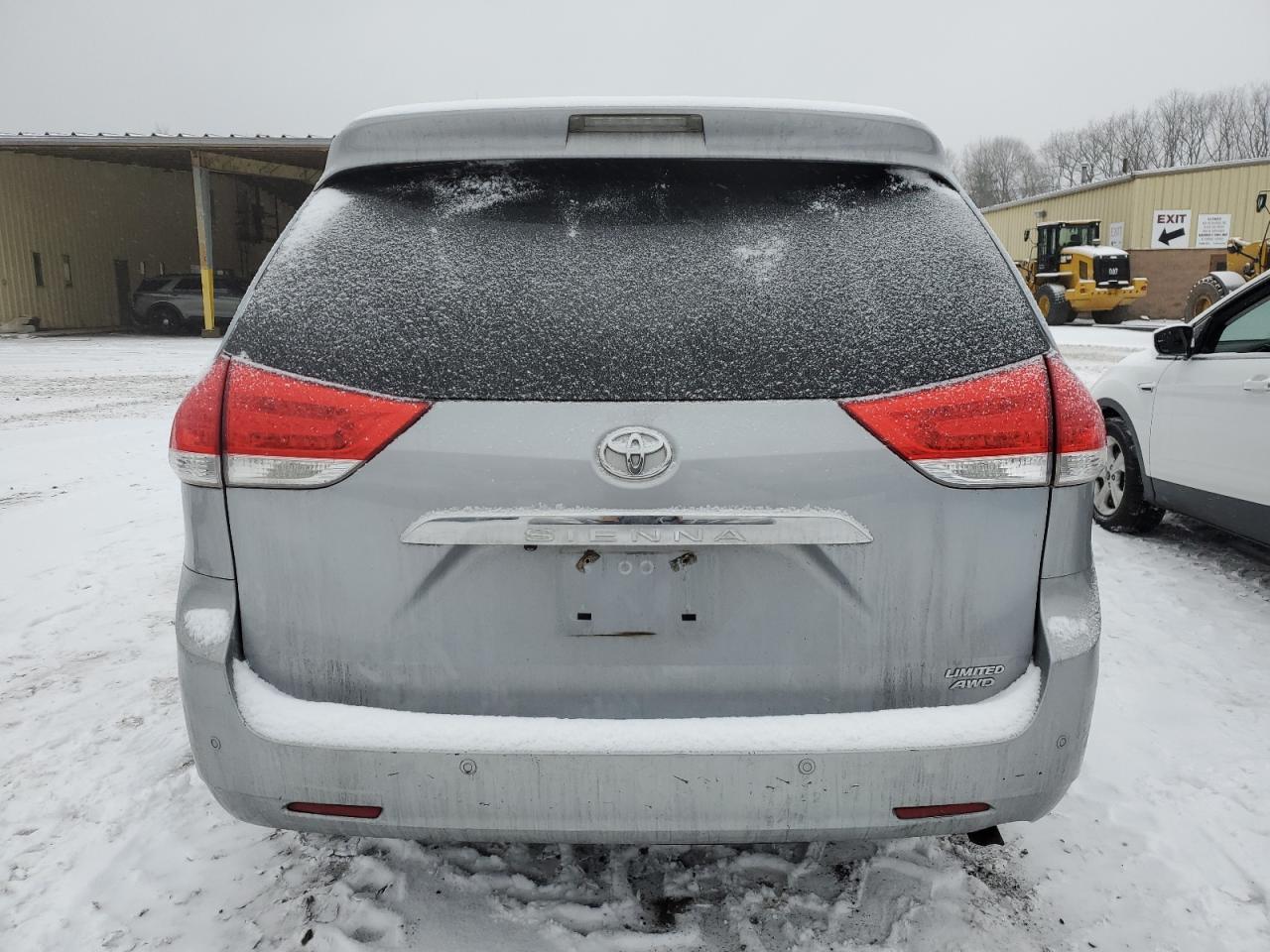 2011 Toyota Sienna - Image 6