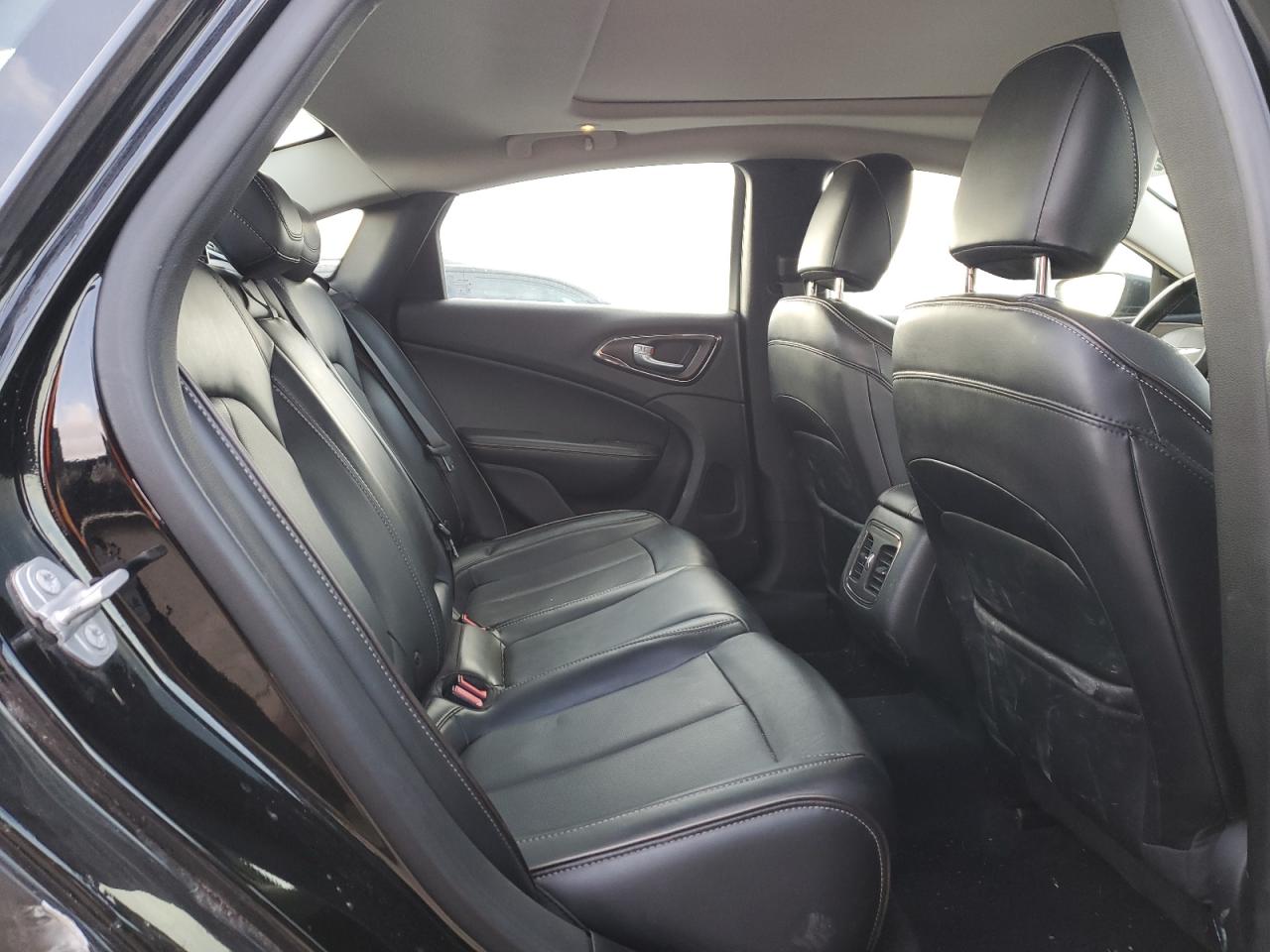 2015 Chrysler 200 - Image 10