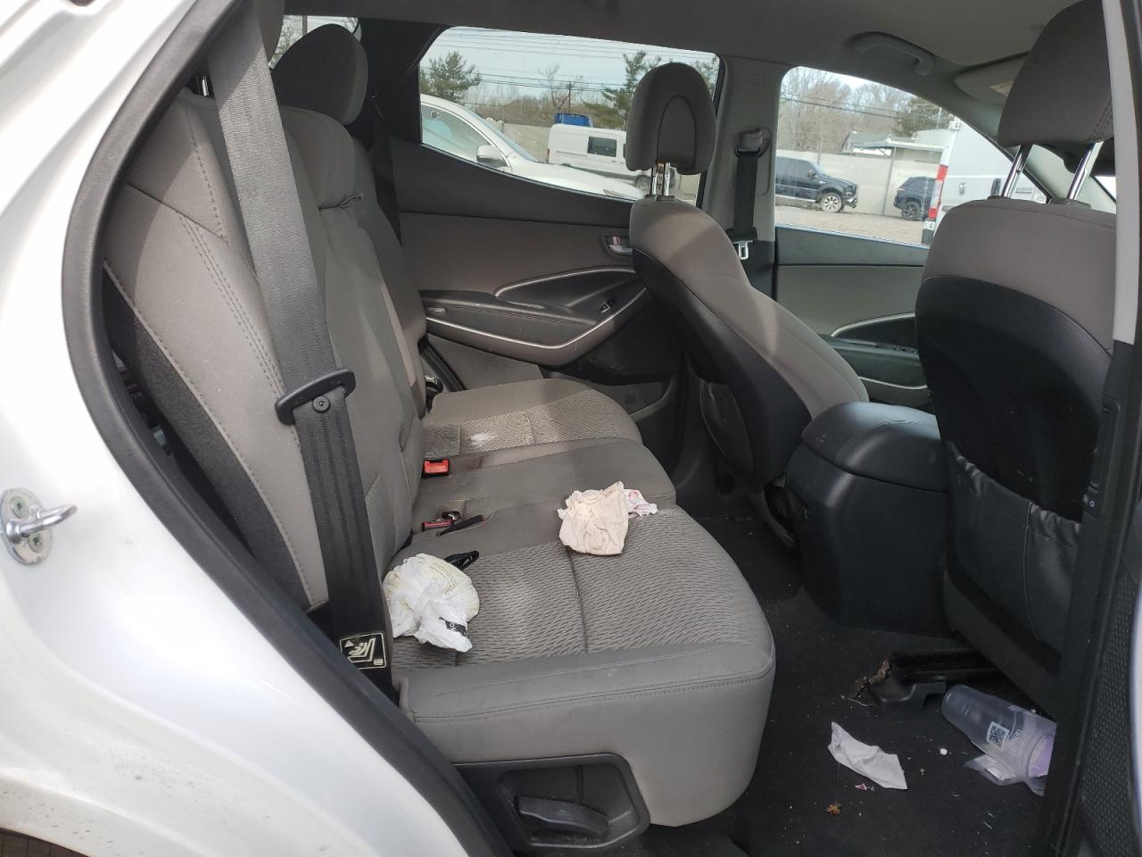 2016 Hyundai Santa Fe - Image 11
