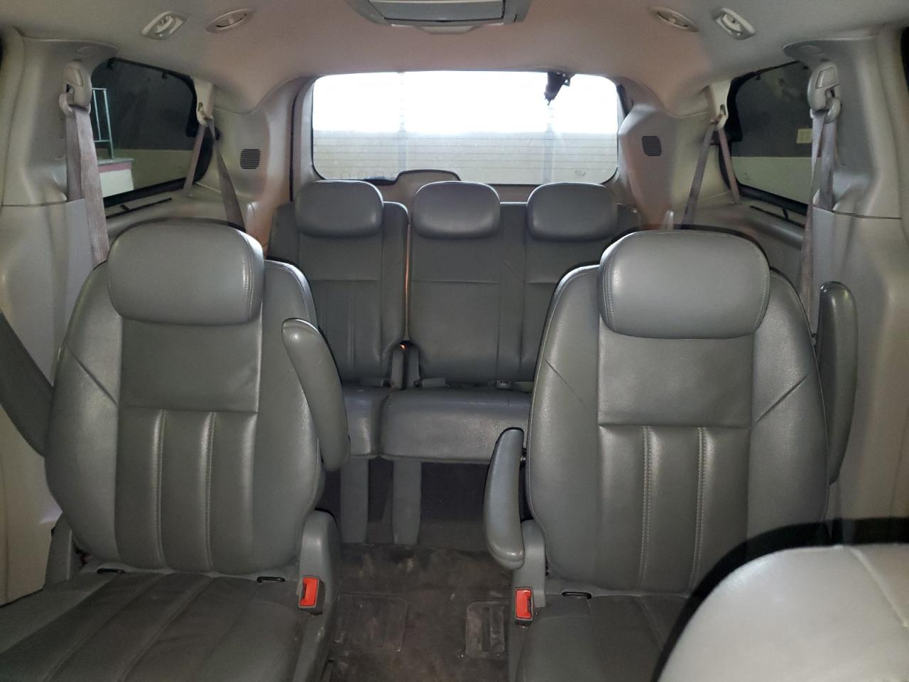 2008 Chrysler Town & Country - Image 10