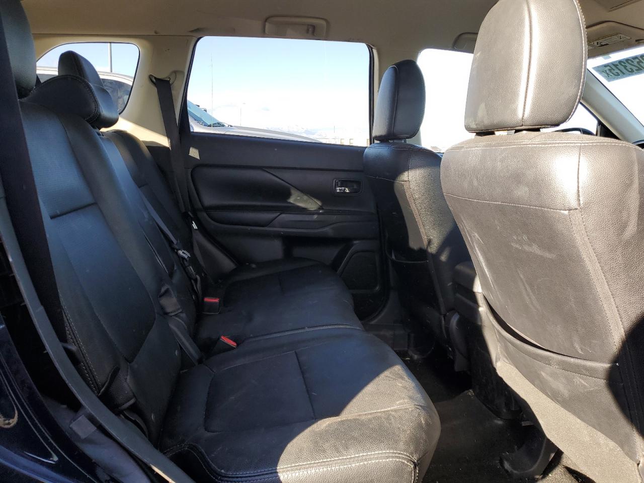 2016 Mitsubishi Outlander - Image 11