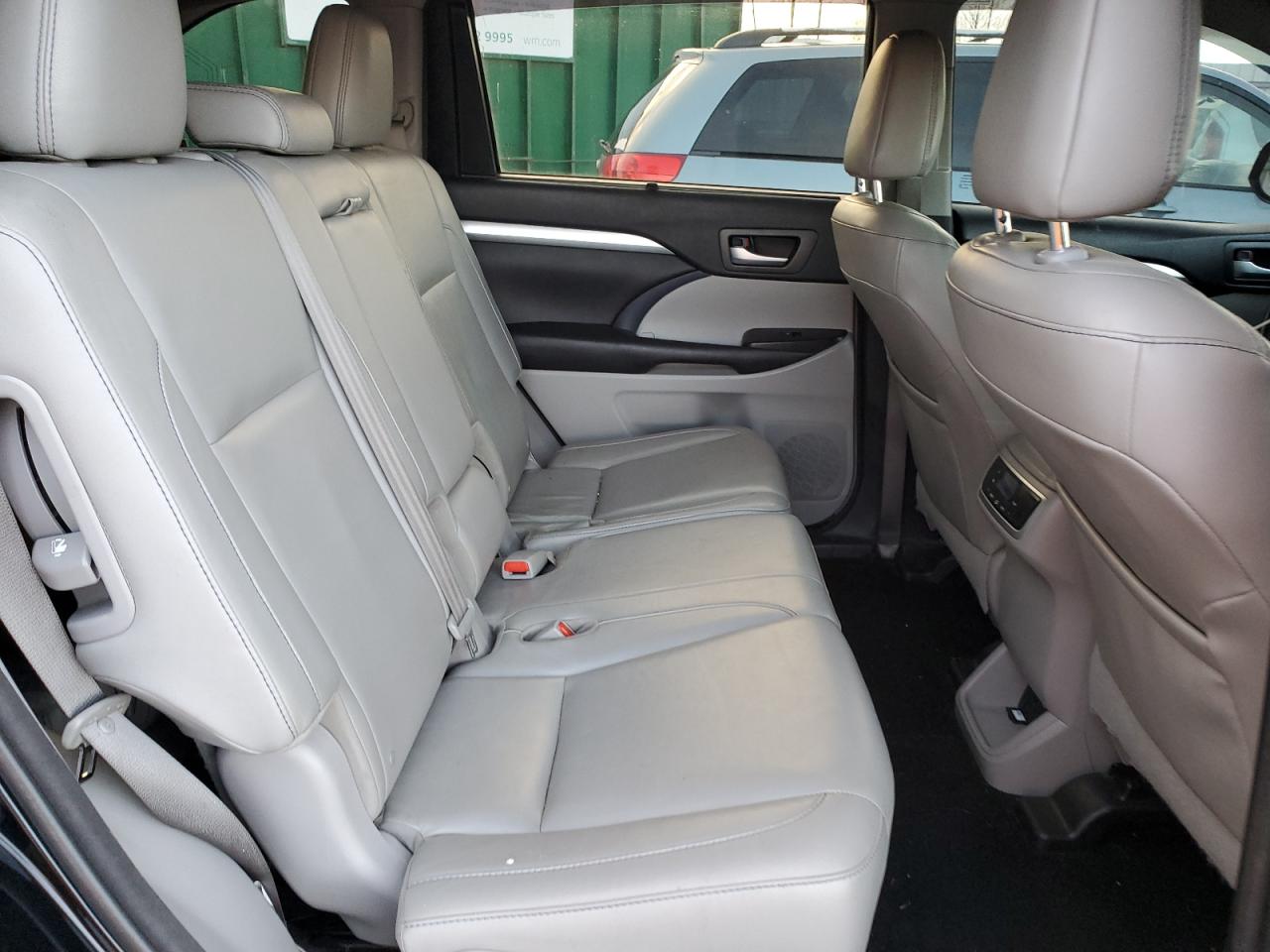2016 Toyota Highlander - Image 11