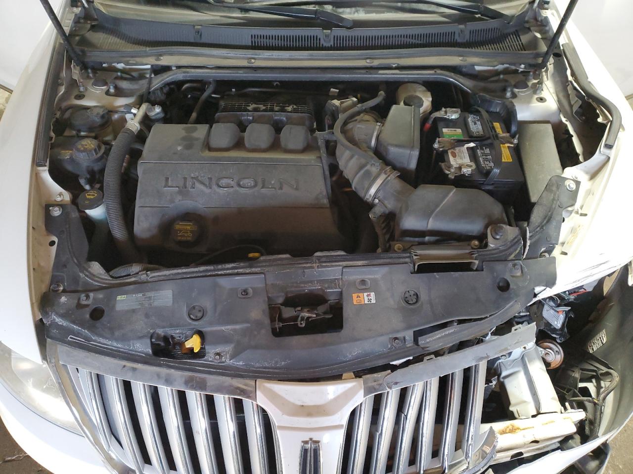 2012 Lincoln MKS - Image 11