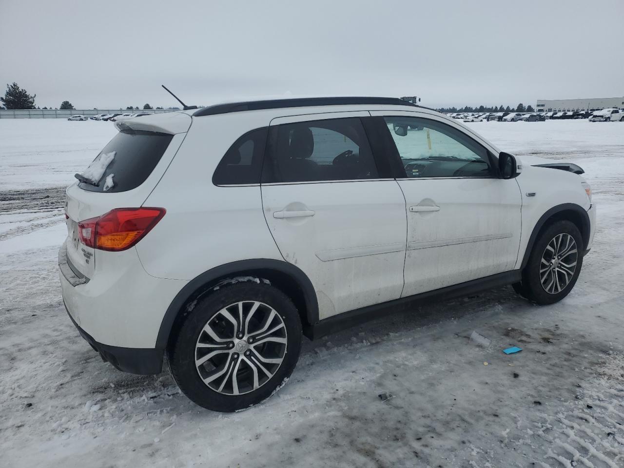2016 Mitsubishi Outlander - Image 3