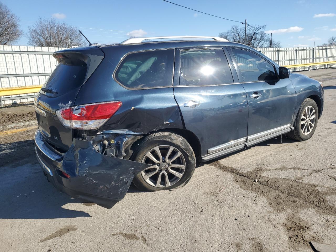 2015 Nissan Pathfinder - Image 3