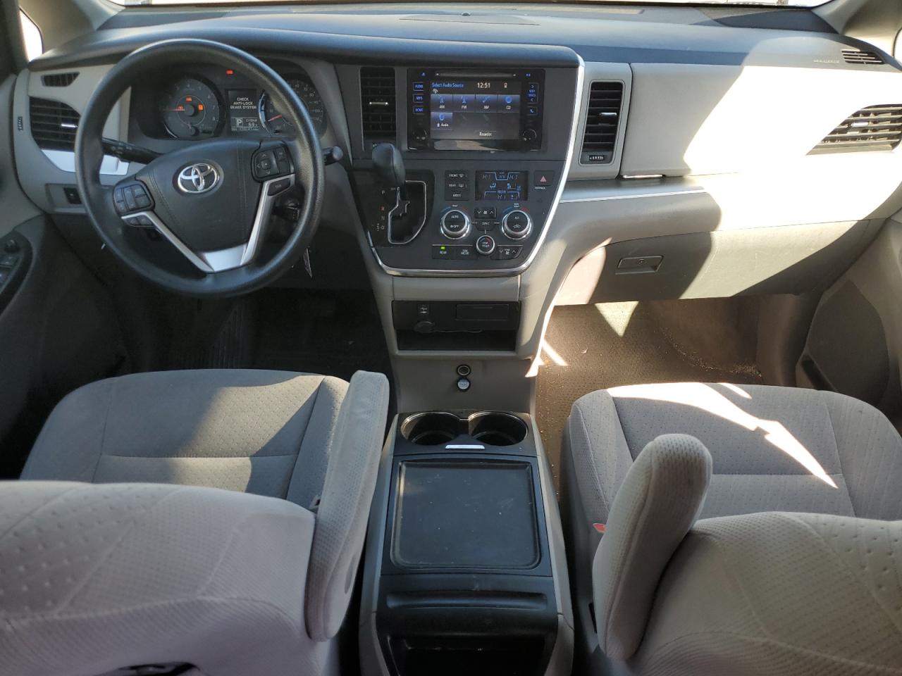 2017 Toyota Sienna - Image 8