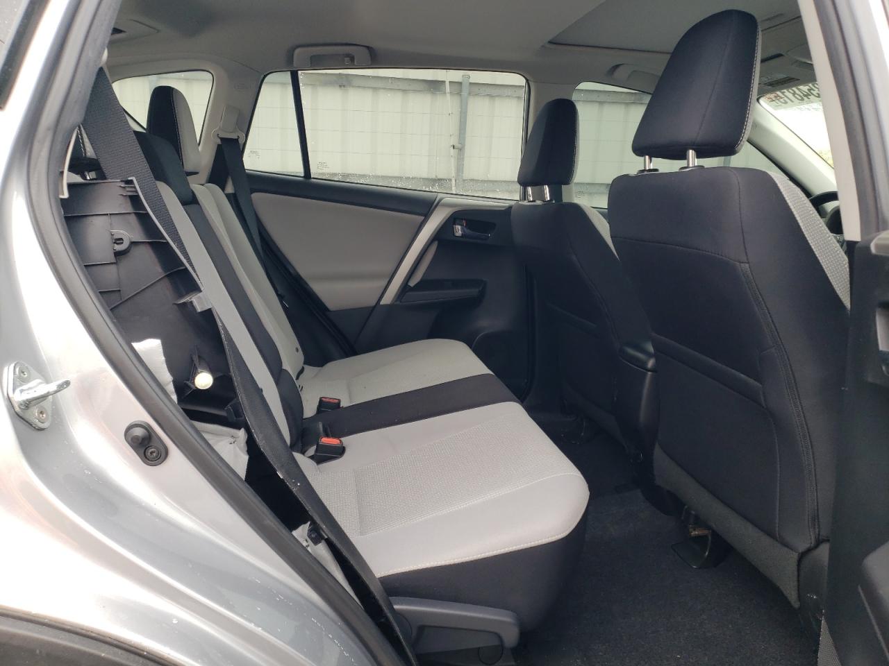 2017 Toyota RAV 4 - Image 12