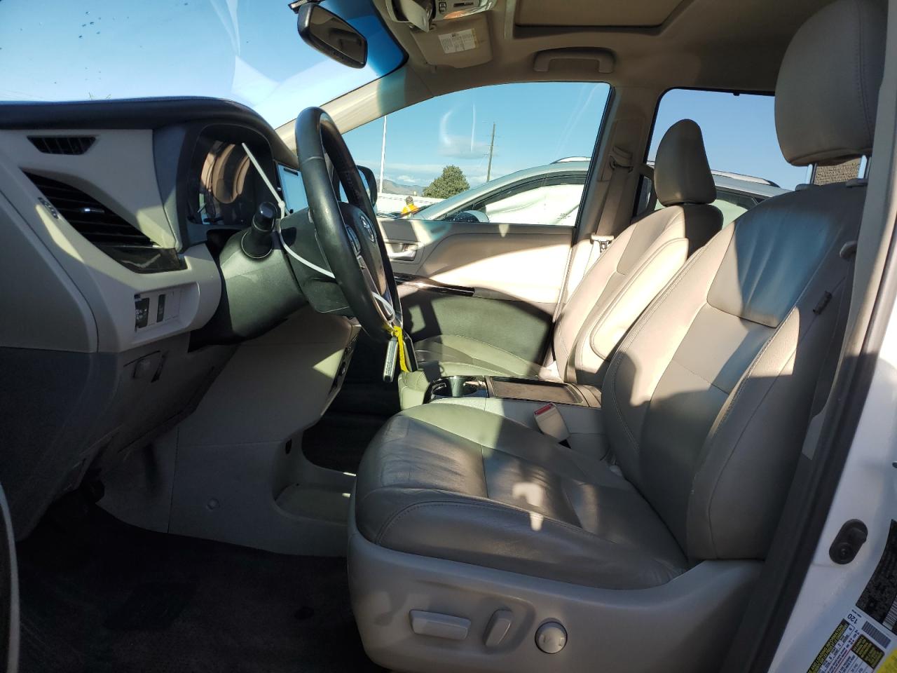 2017 Toyota Sienna - Image 7