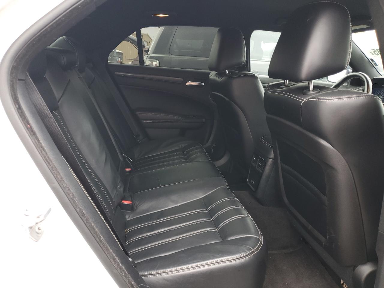 2016 Chrysler 300 - Image 10