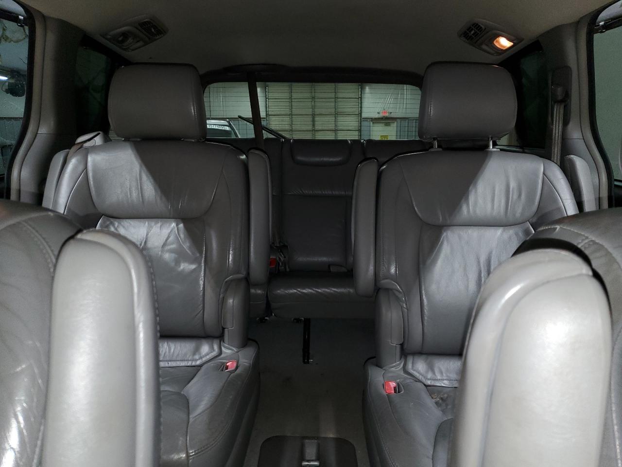 2004 Toyota Sienna - Image 10