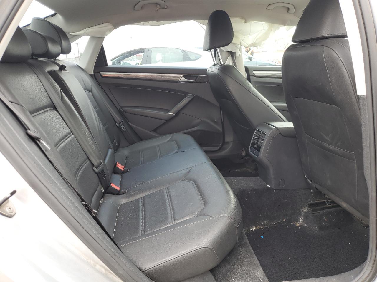 2017 Volkswagen Passat - Image 10