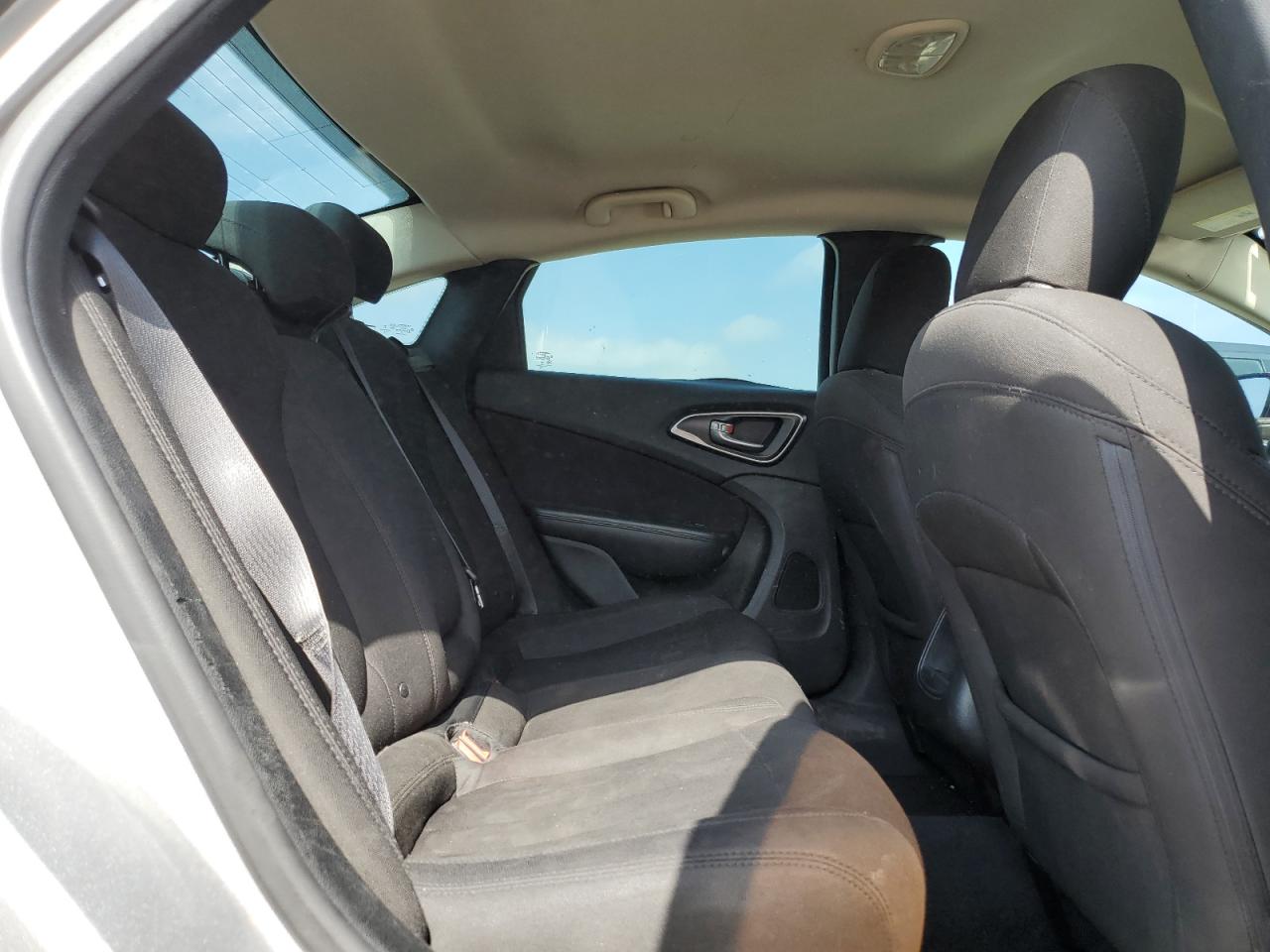 2016 Chrysler 200 - Image 10