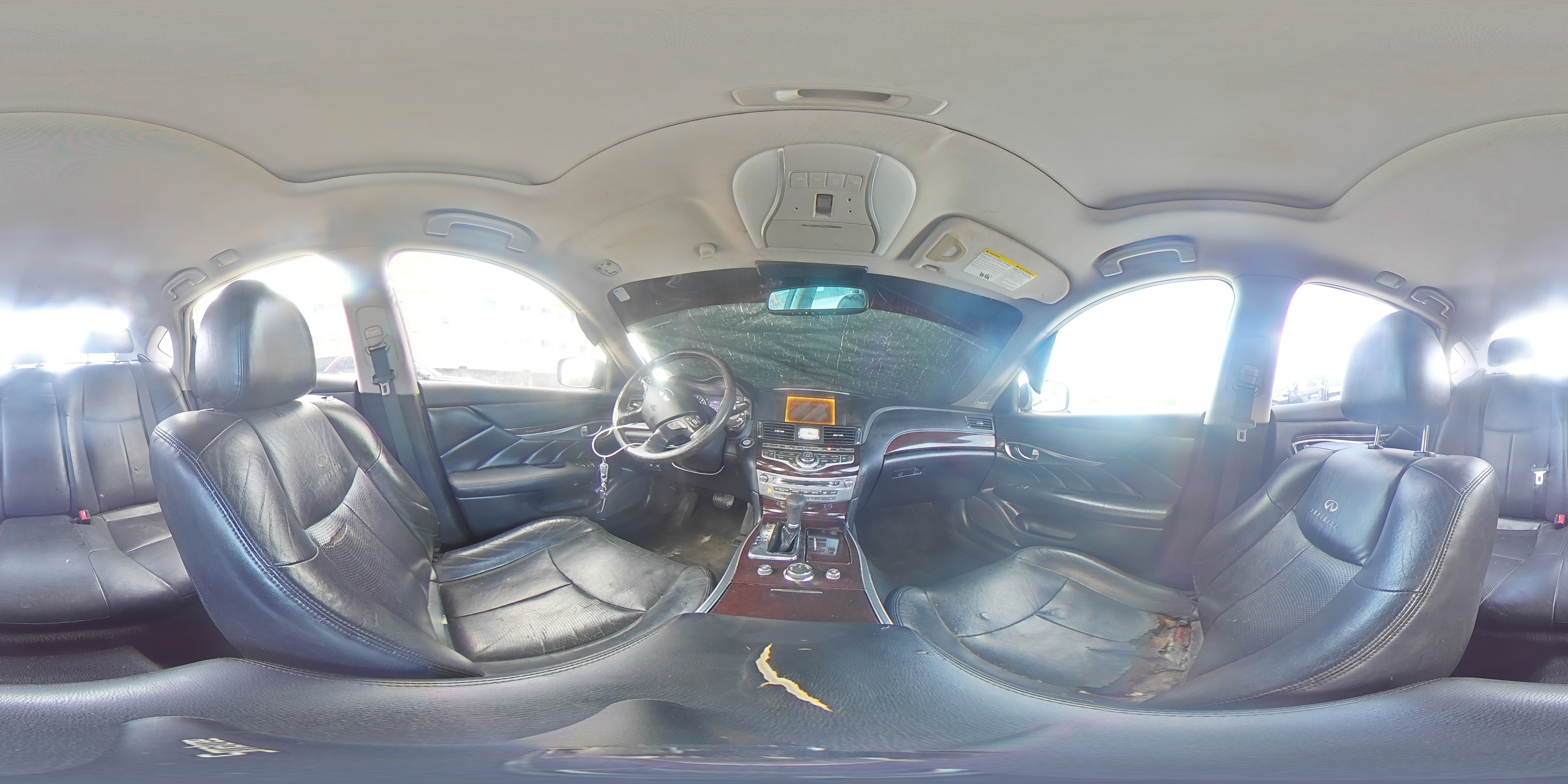 2011 Infiniti M - Image 12