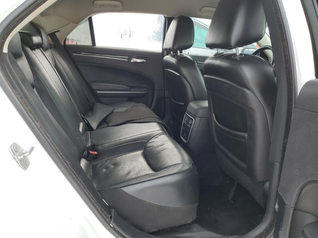 2018 Chrysler 300 - Image 10