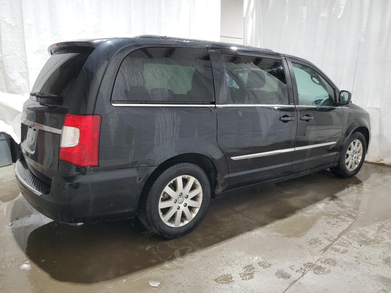 2014 Chrysler Town & Country - Image 3