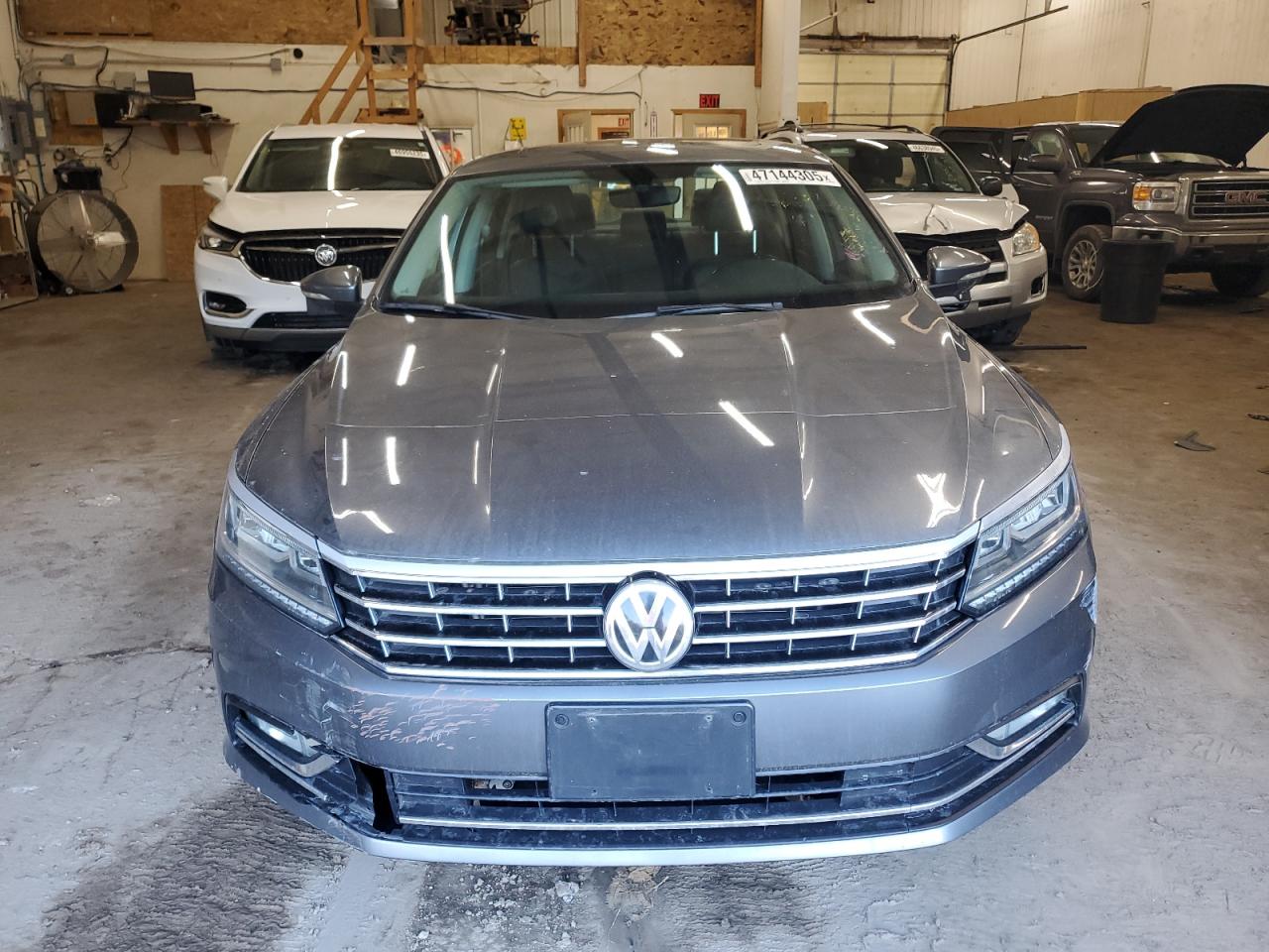 2016 Volkswagen Passat - Image 5