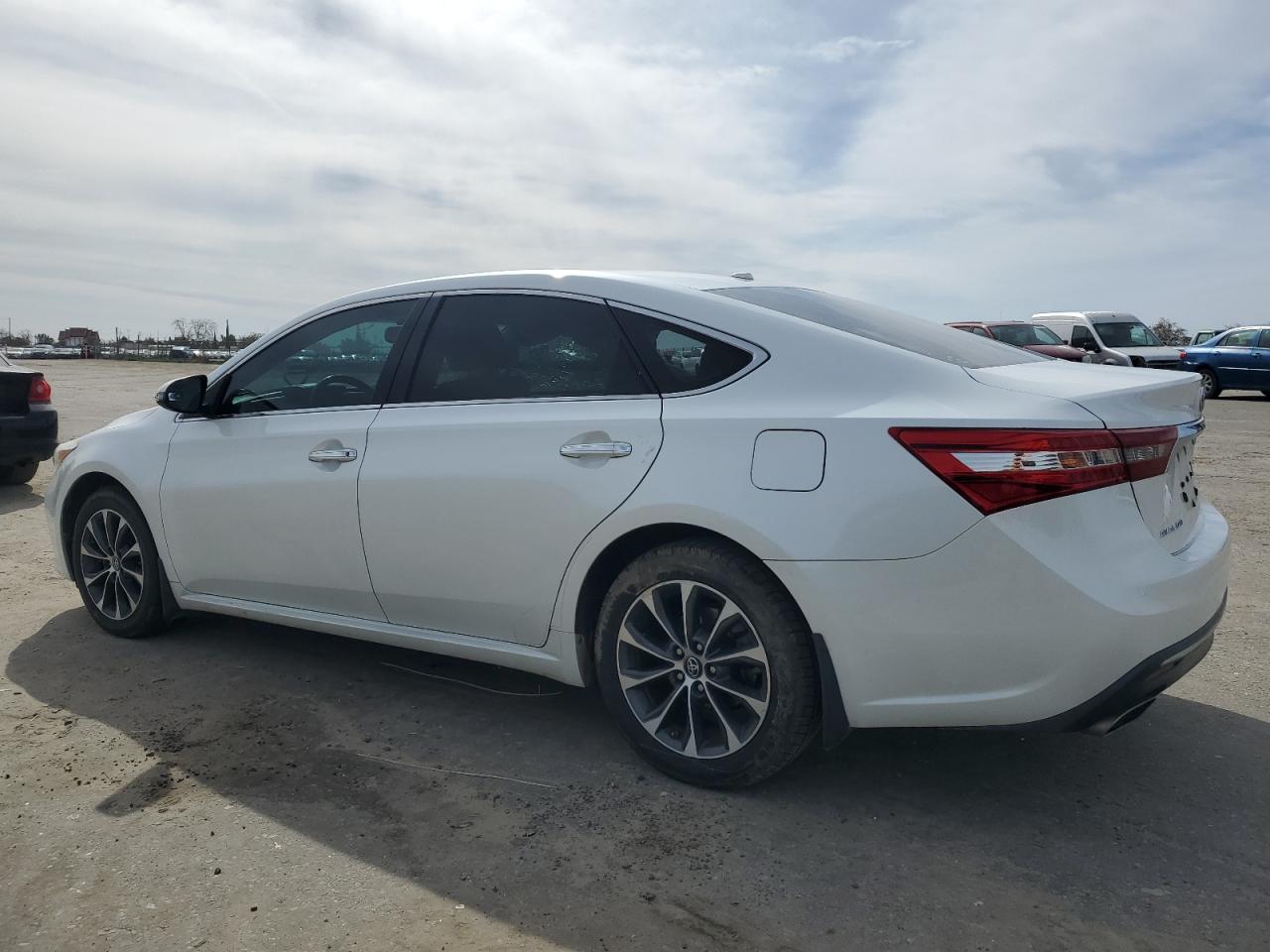 2016 Toyota Avalon - Image 2