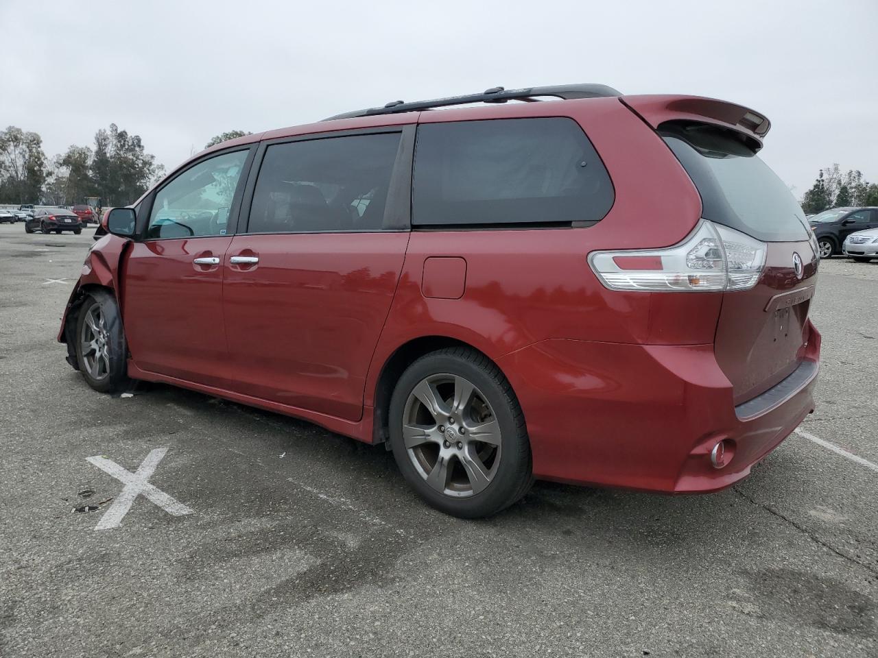 2017 Toyota Sienna - Image 2