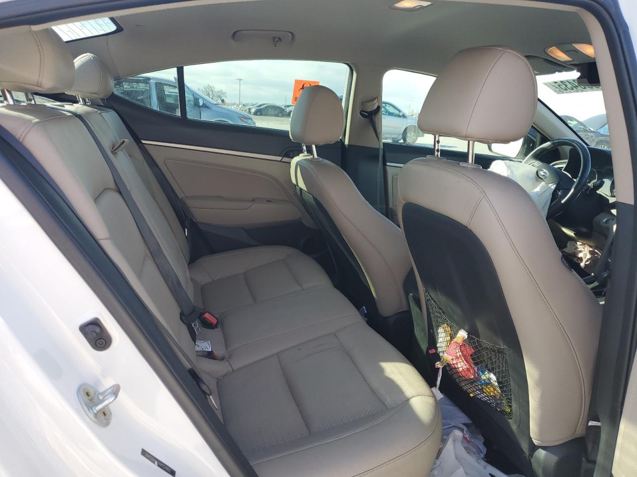 2017 Hyundai Elantra - Image 10