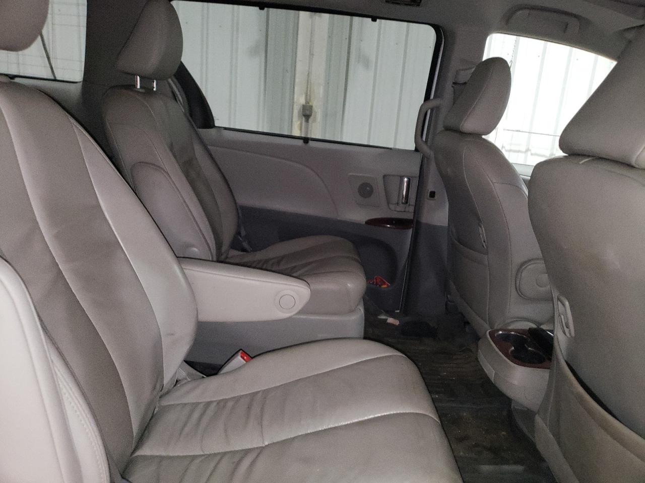 2014 Toyota Sienna - Image 11