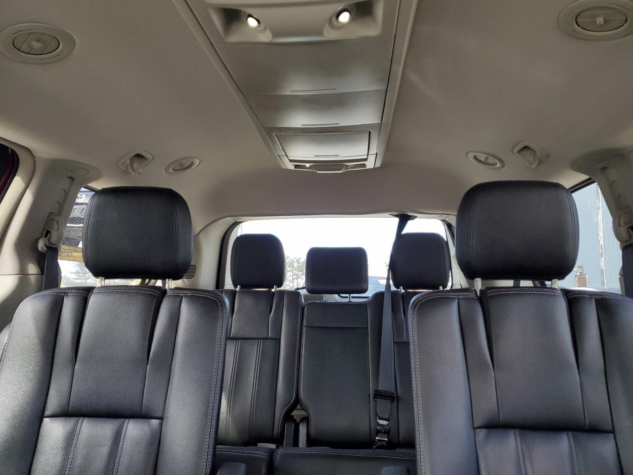 2016 Chrysler Town & Country - Image 10