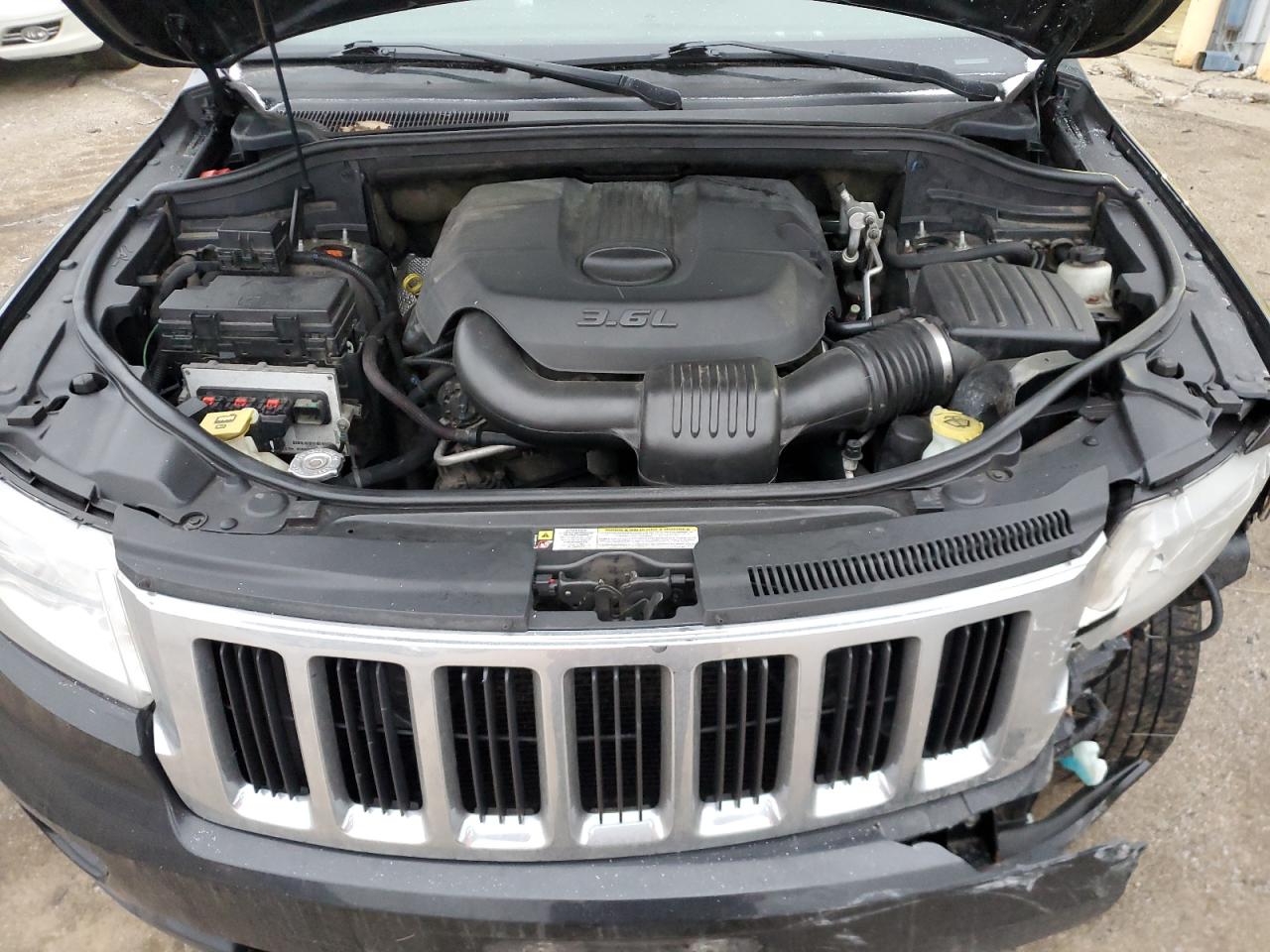 2011 Jeep Grand Cherokee - Image 12