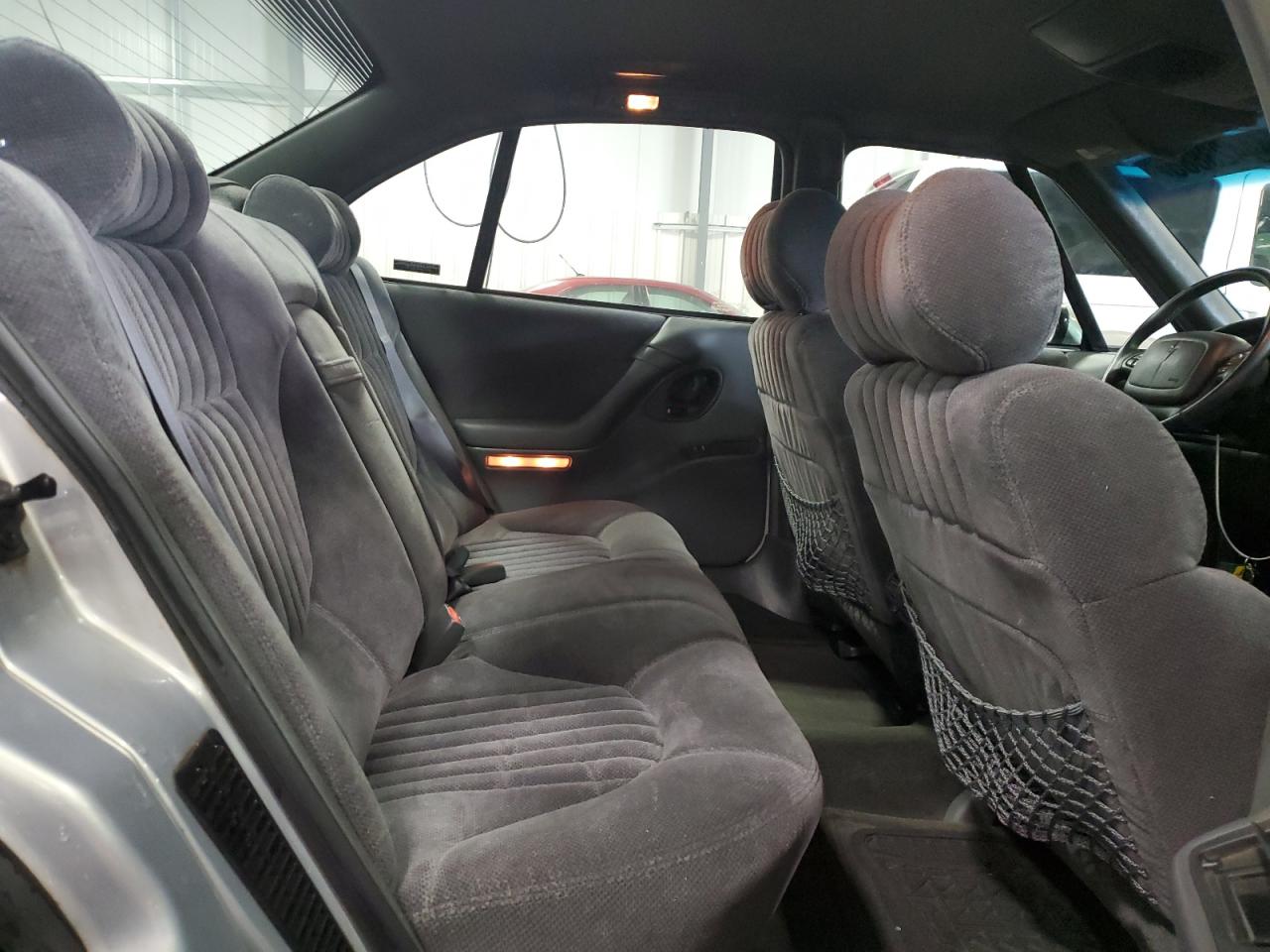 1998 Pontiac Bonneville - Image 10