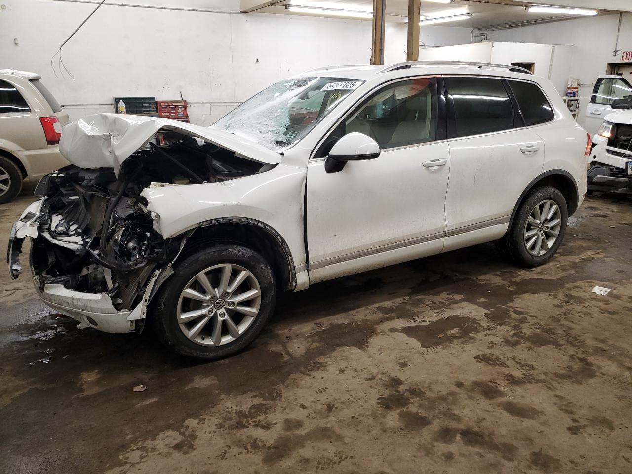 2014 Volkswagen Touareg - Image 1