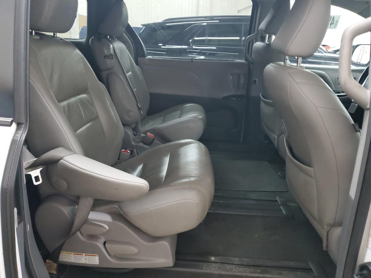 2018 Toyota Sienna - Image 12