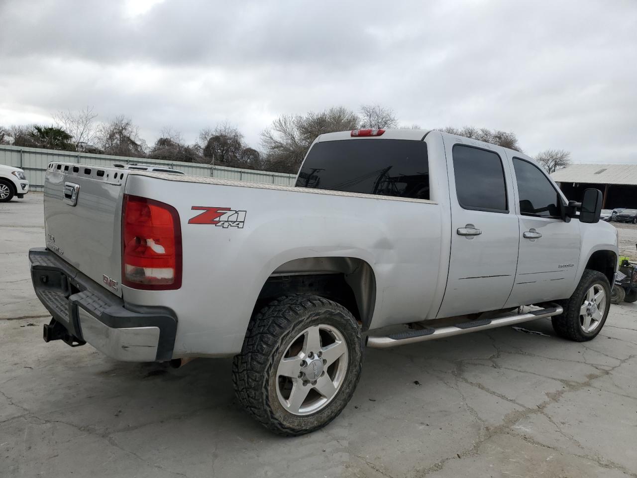 2011 GMC Sierra - Image 3