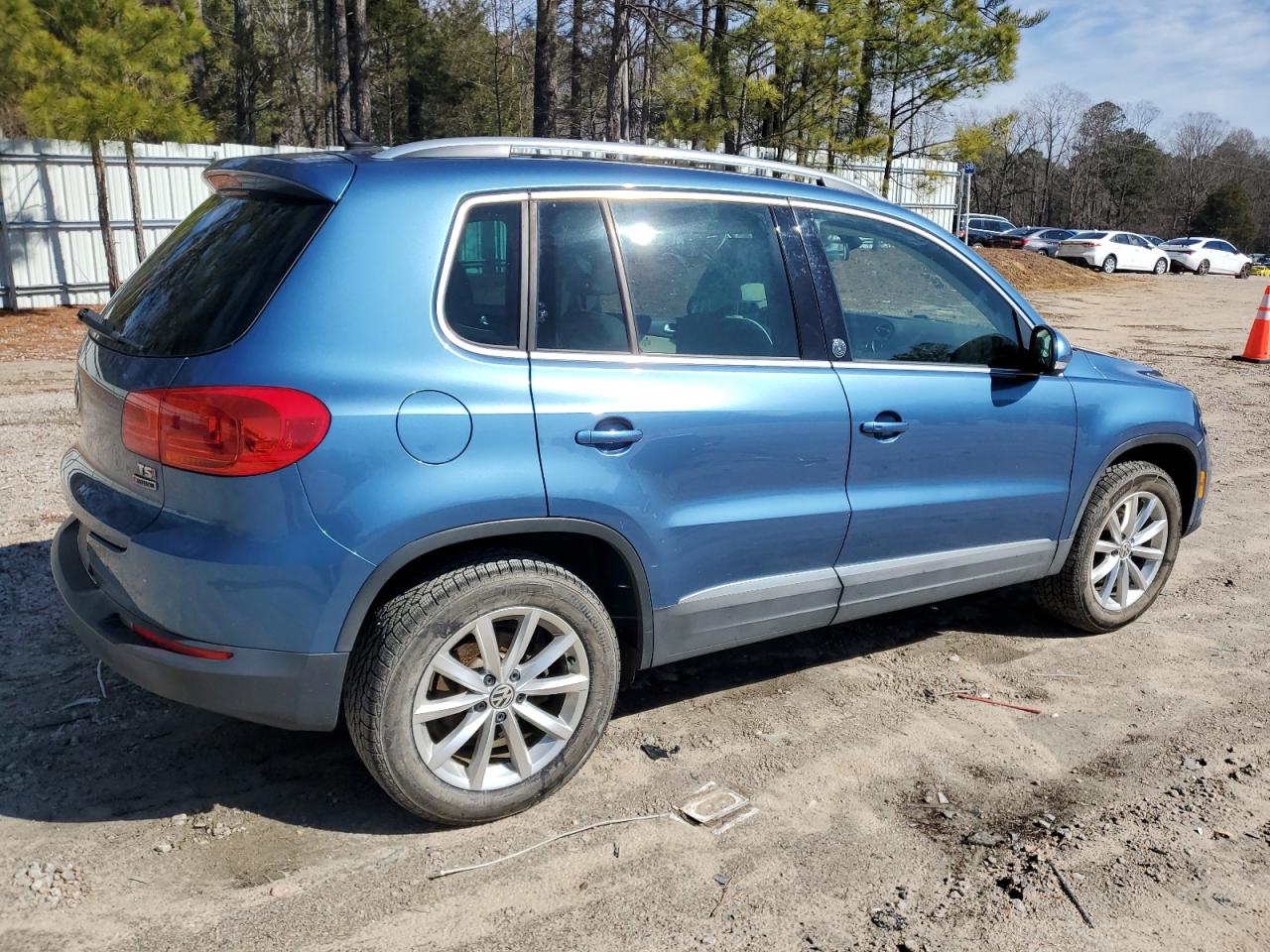 2017 Volkswagen Tiguan - Image 3