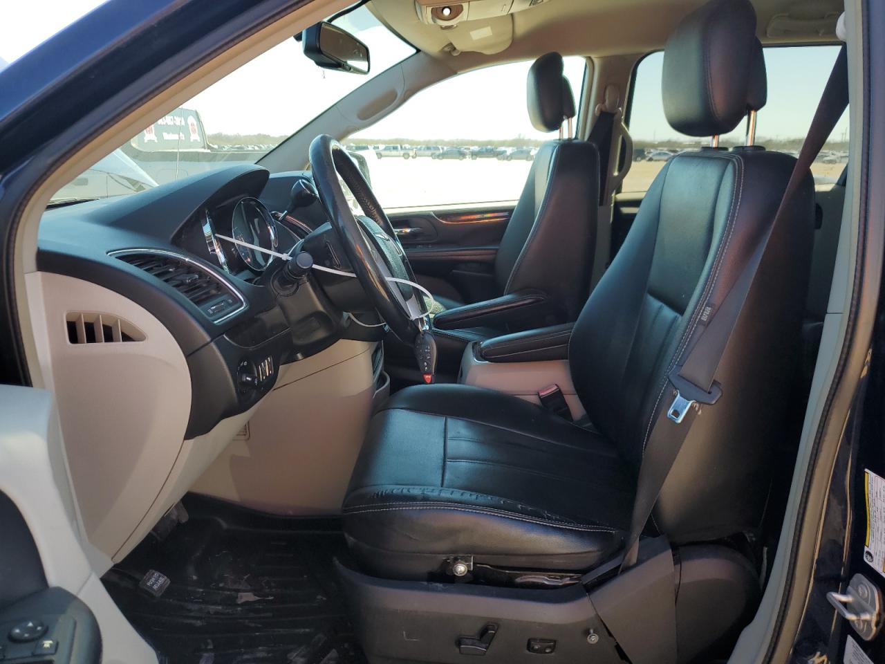 2016 Chrysler Town & Country - Image 7