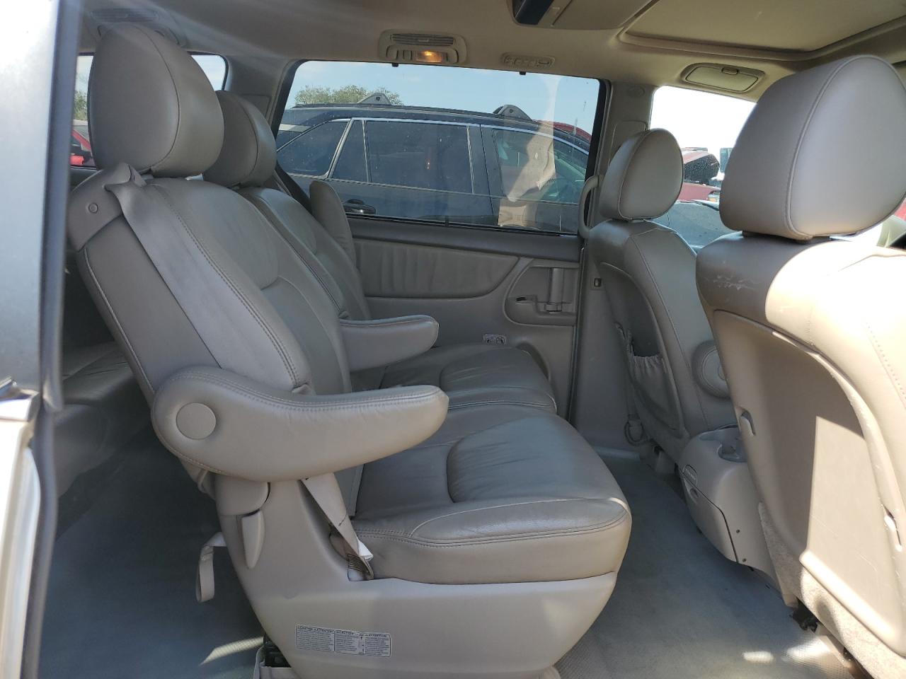 2010 Toyota Sienna - Image 11