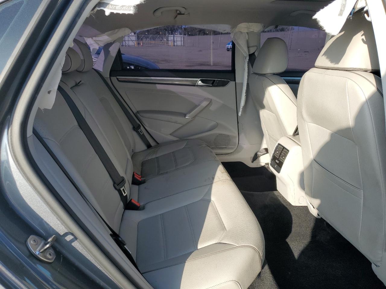 2017 Volkswagen Passat - Image 11