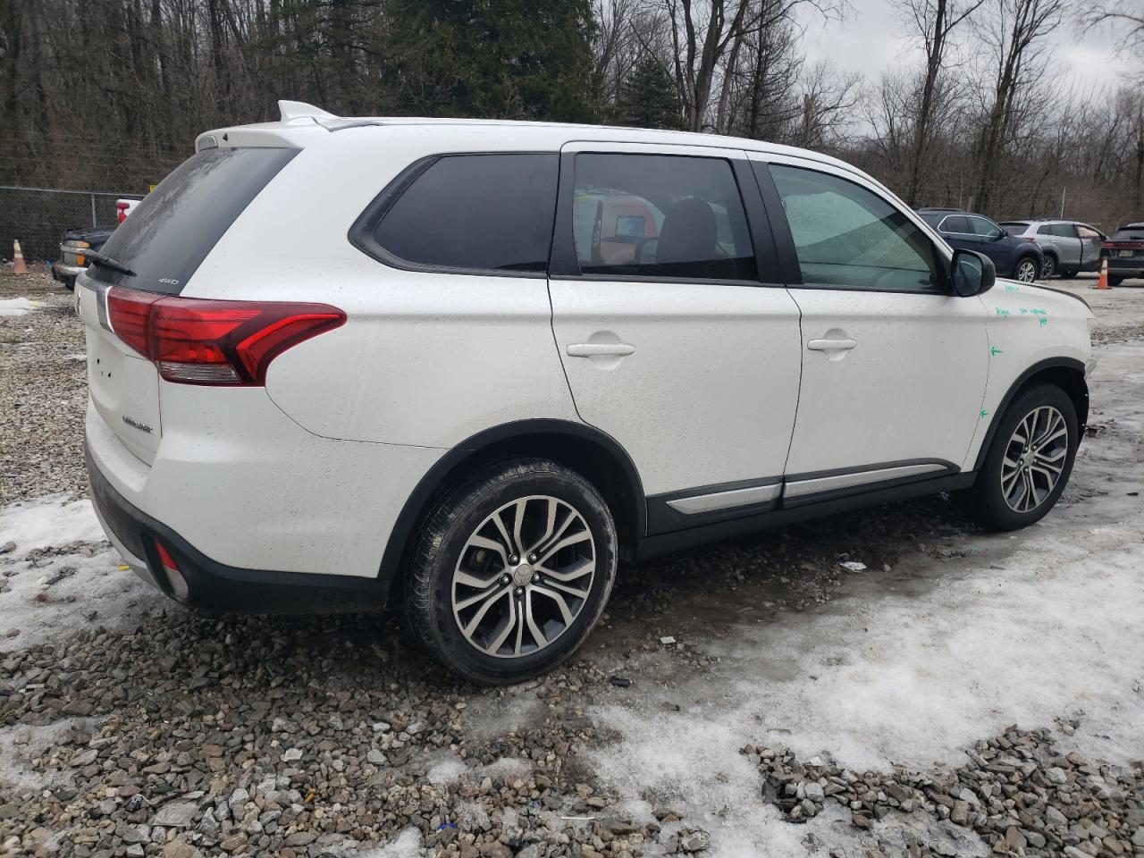 2018 Mitsubishi Outlander - Image 3