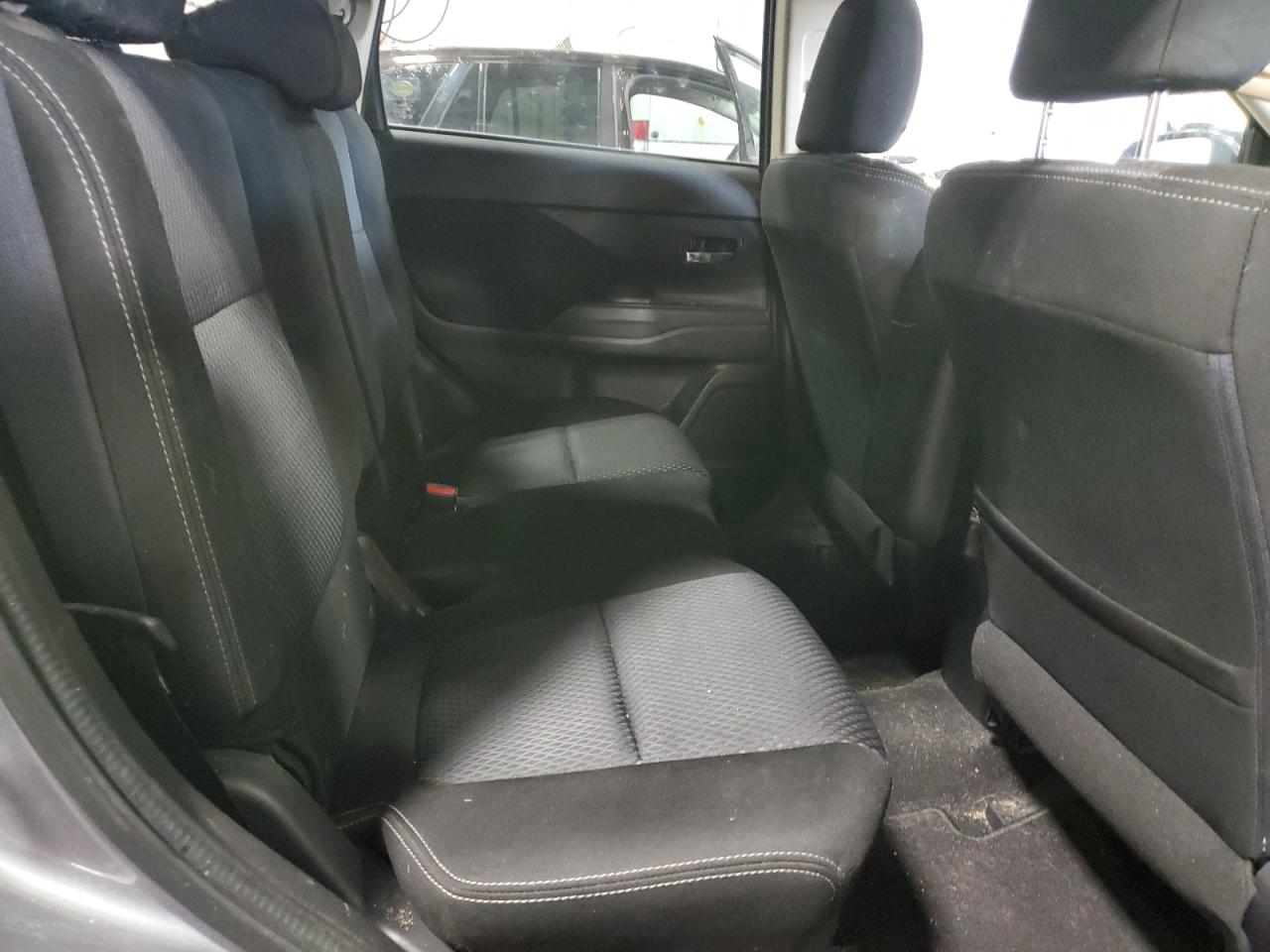 2016 Mitsubishi Outlander - Image 10