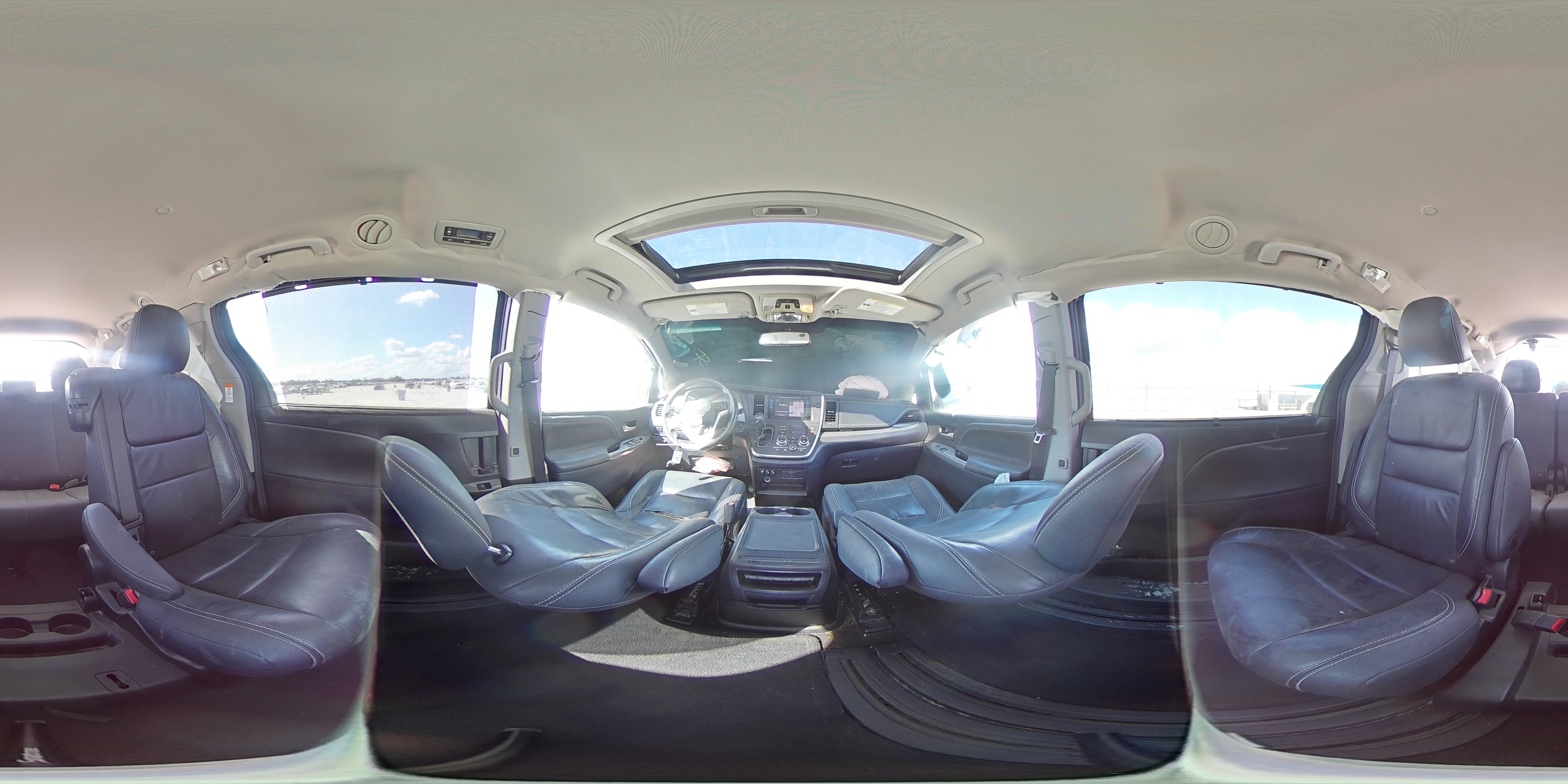 2017 Toyota Sienna - Image 16