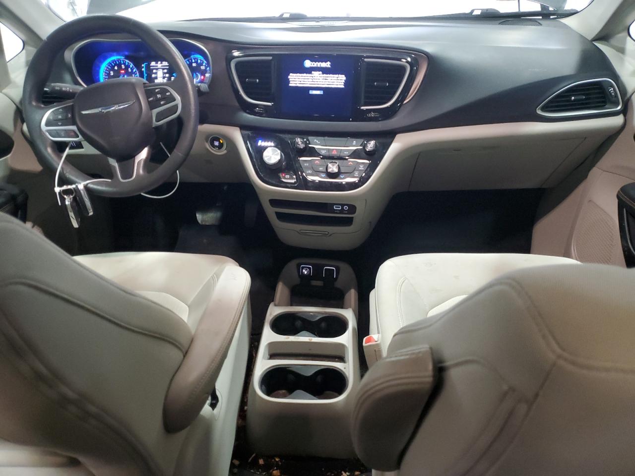 2017 Chrysler Pacifica - Image 8