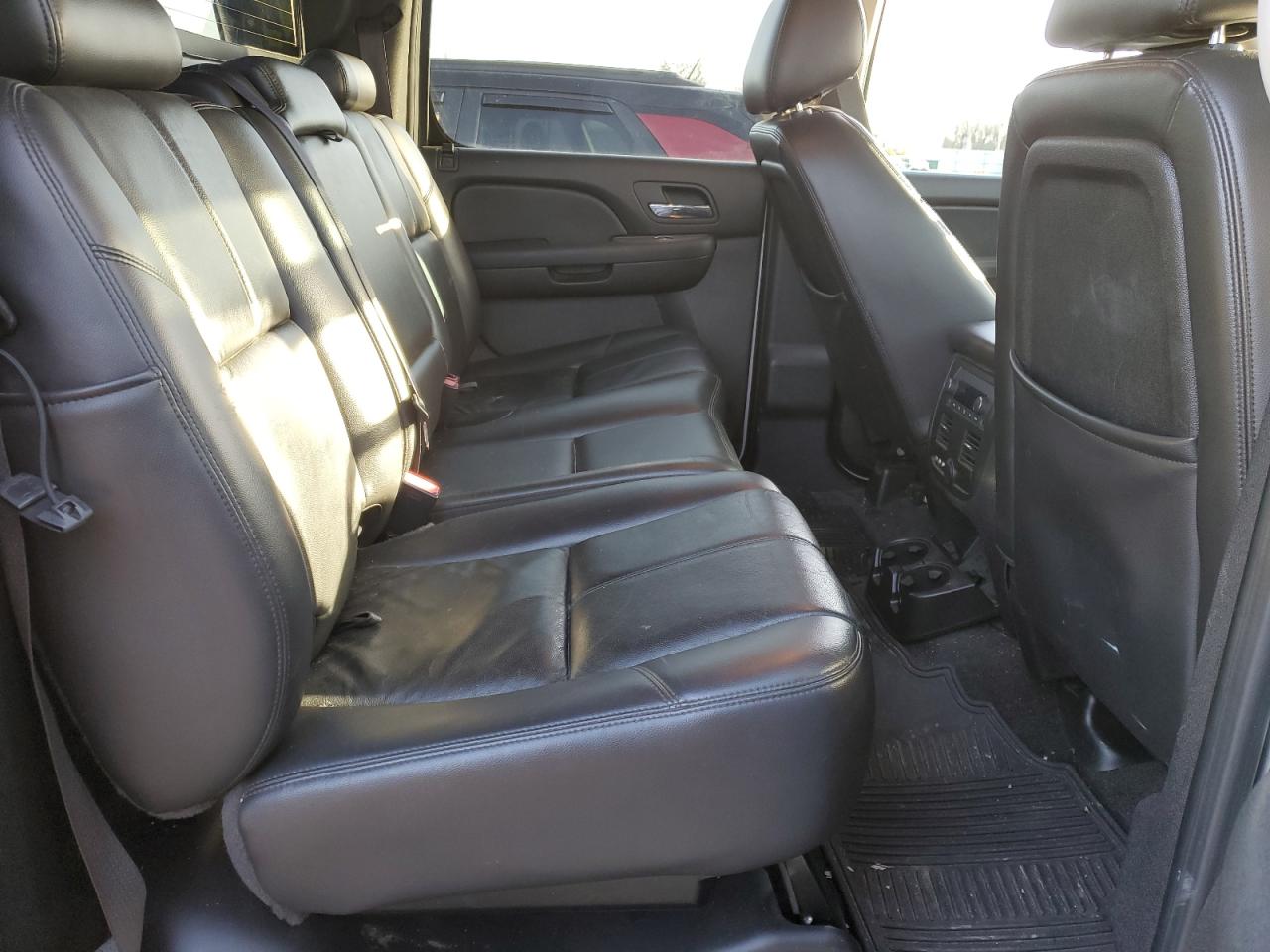 2010 Chevrolet Avalanche - Image 10