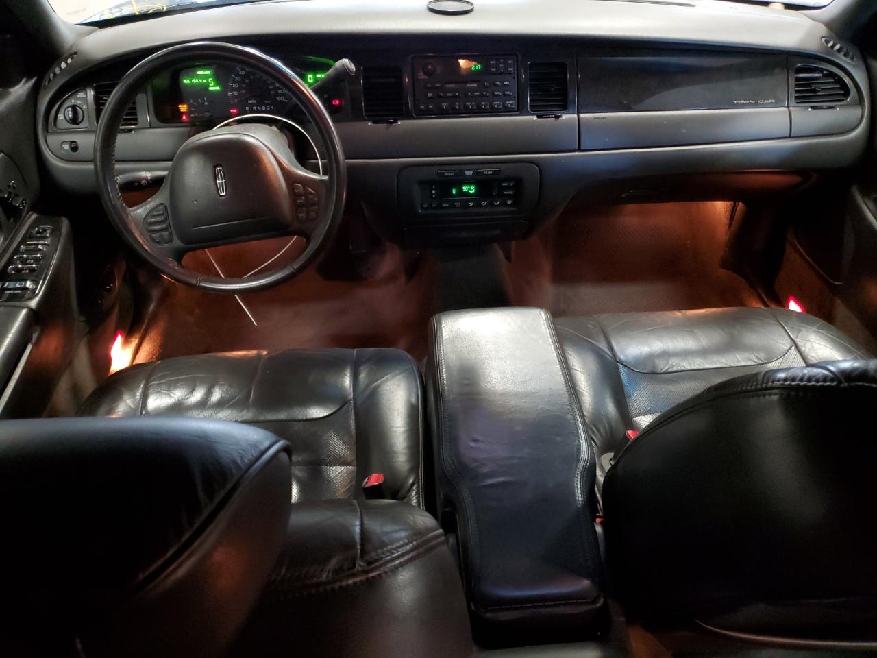 2000 Lincoln Town Car - Image 8
