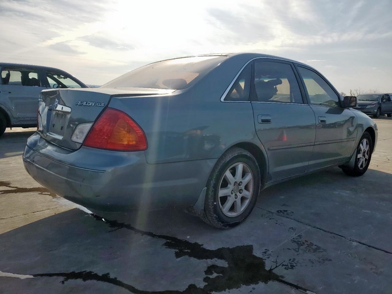 2001 Toyota Avalon - Image 3