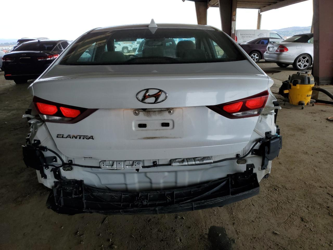 2018 Hyundai Elantra - Image 6