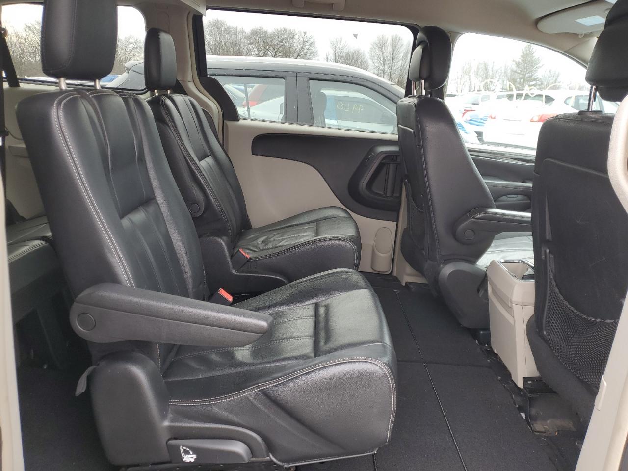 2013 Chrysler Town & Country - Image 11