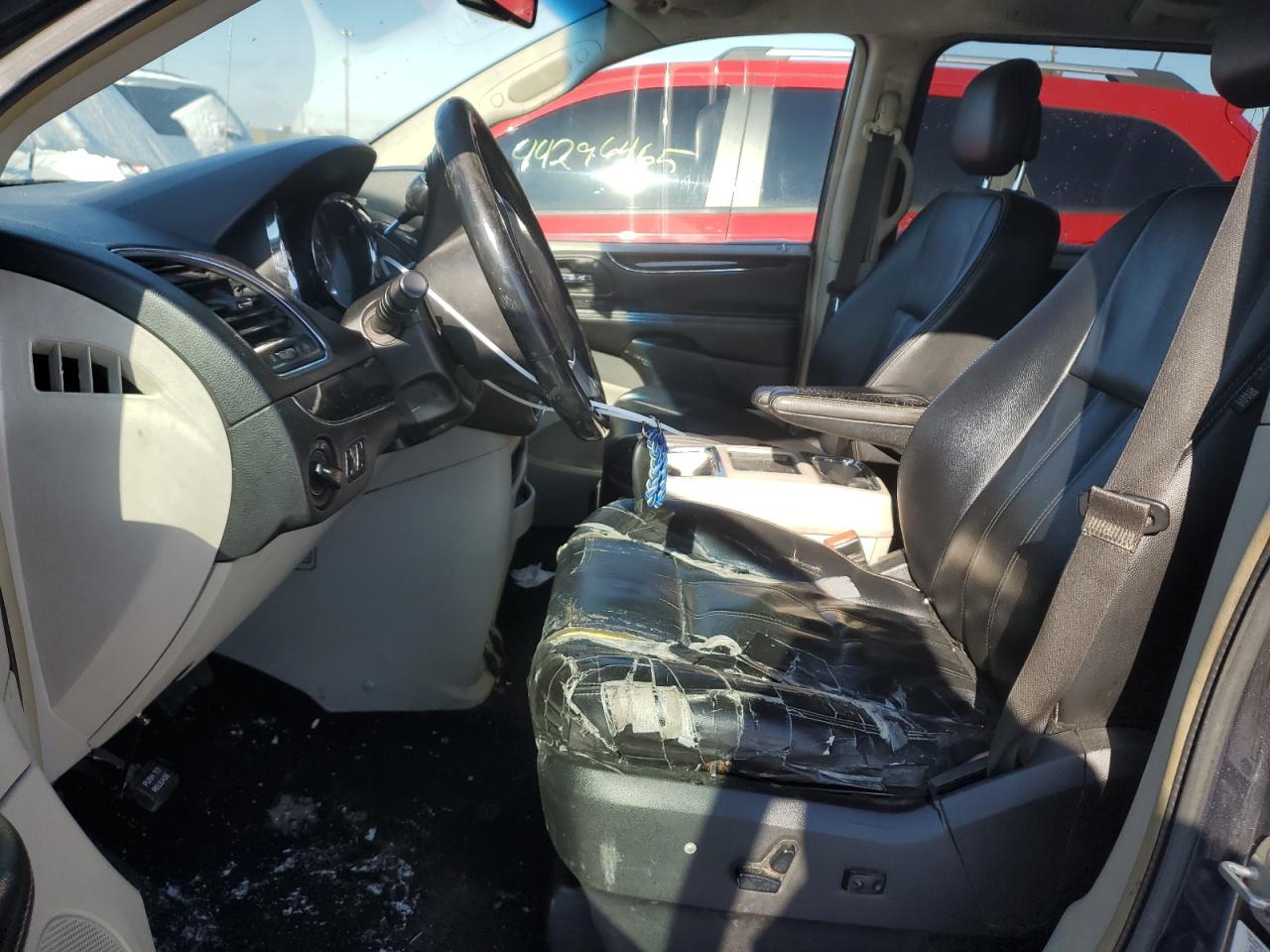 2014 Chrysler Town & Country - Image 7