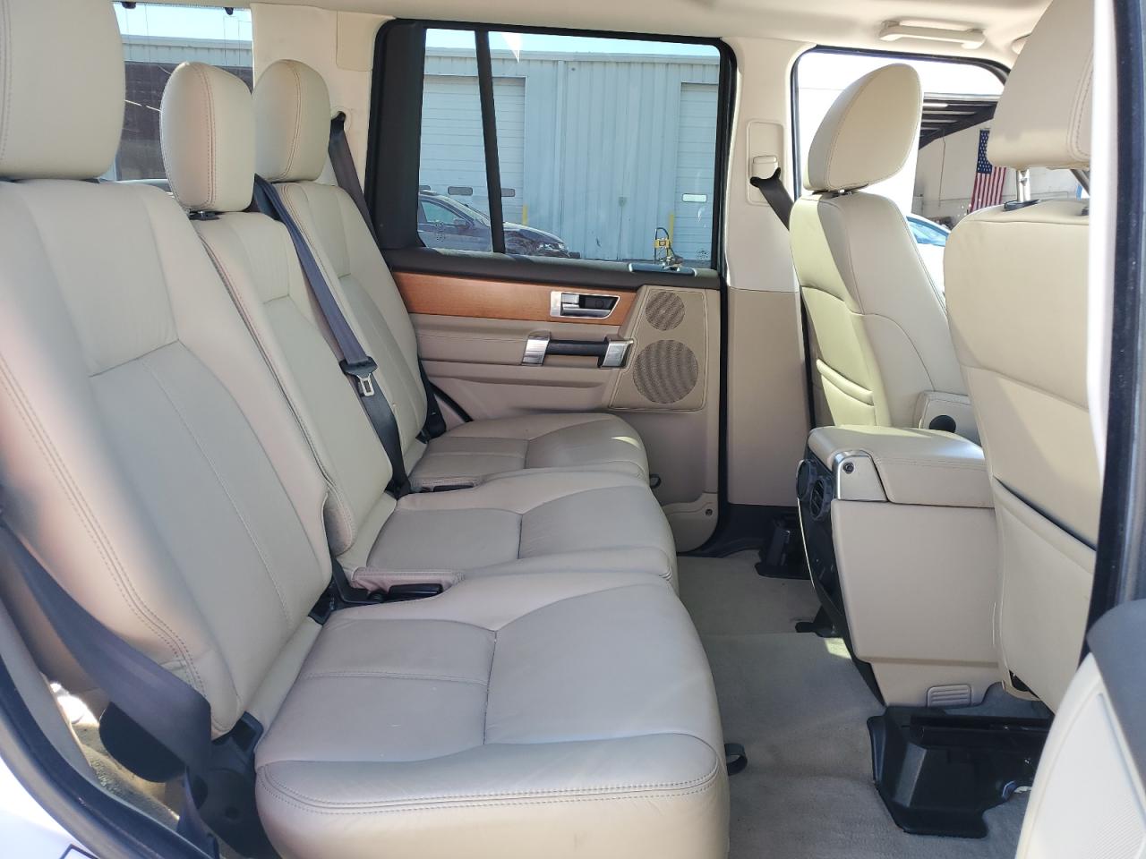 2012 Land Rover LR4 - Image 11