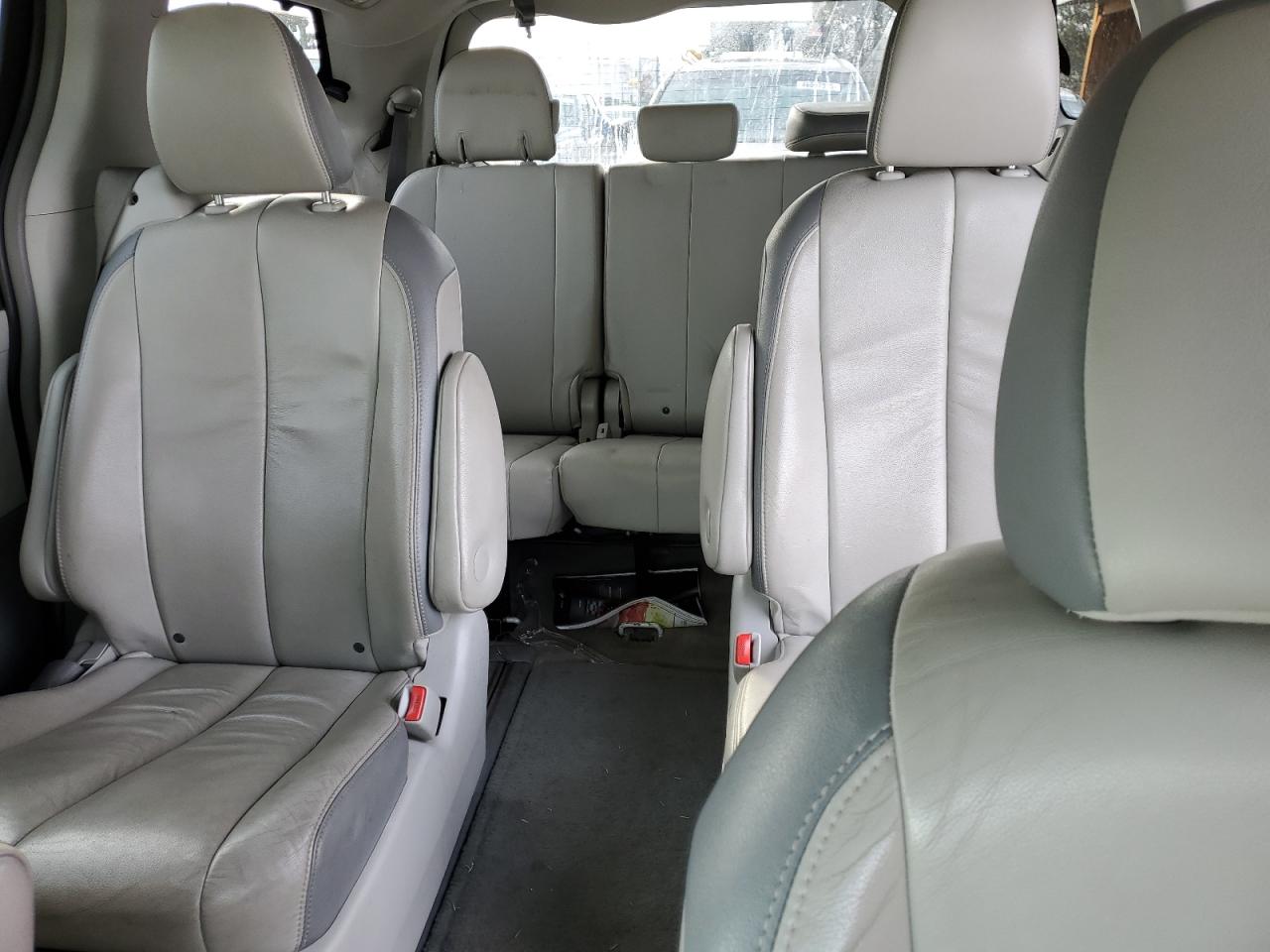 2012 Toyota Sienna - Image 10