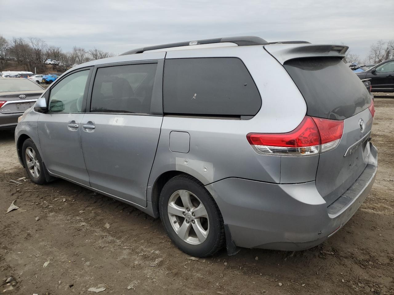 2013 Toyota Sienna - Image 2